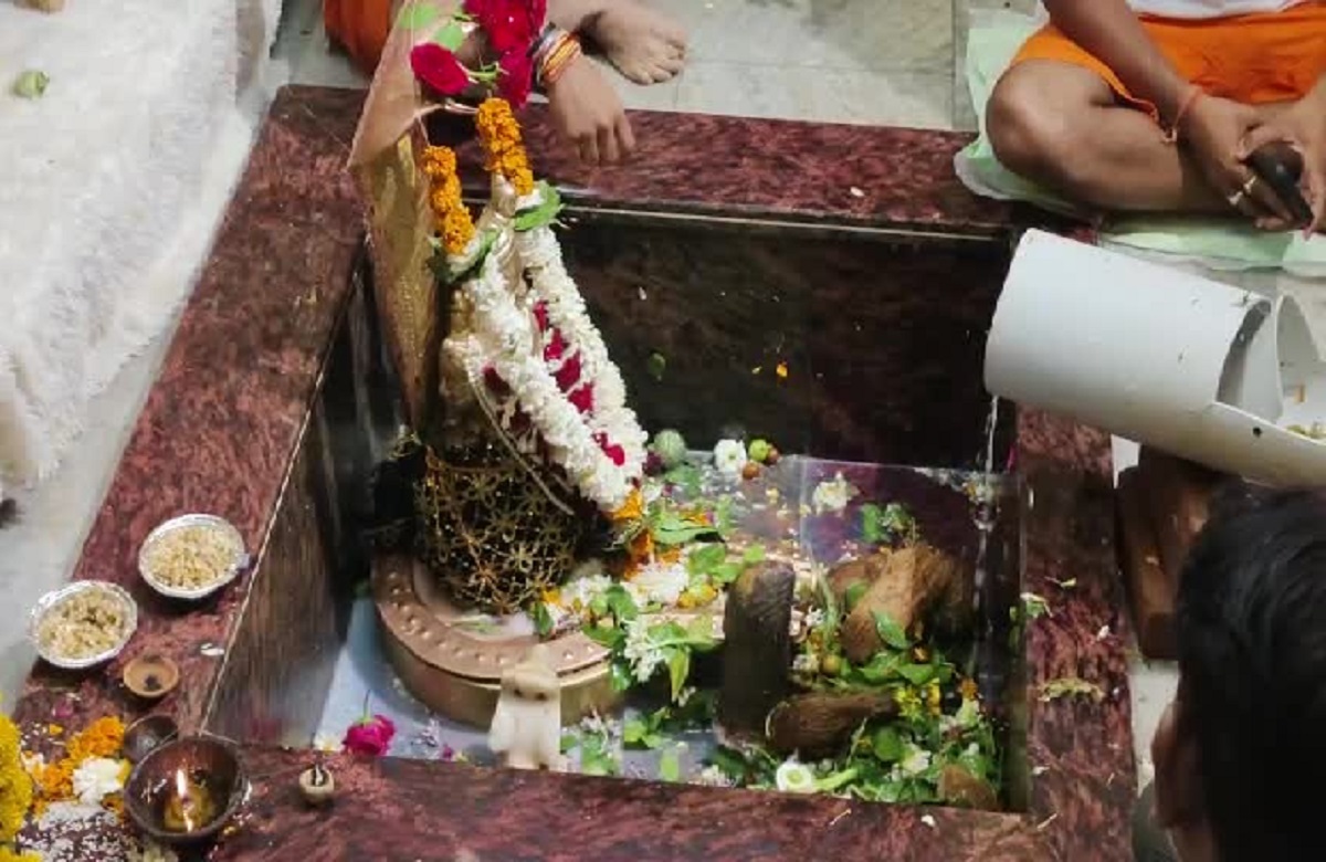 Chhindwara News: पातालेश्वर धाम में लगा भक्तों का तांता, इस मंदिर में उज्जैन की तर्ज पर की जाती है महादेव की भस्म आरती