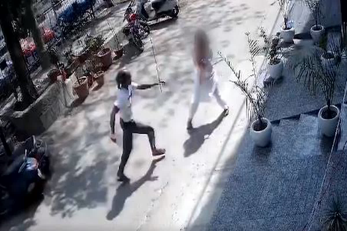 Chakubaji Ka Live Video : युवक ने दिन दहाड़े युवती पर किया चाकू से हमला, घटना का वीडियो देख दहल जाएगा आपका दिल