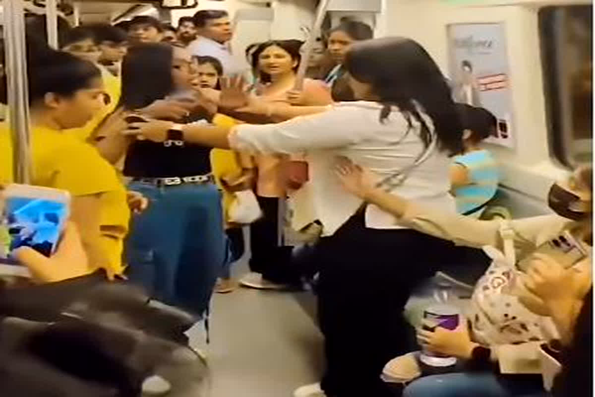 Delhi Metro Viral Video: दिल्ली मेट्रो का एक और वीडियो हुआ वायरल, दो महिलाओं के बीच चले लात, घूंसे और थप्पड़