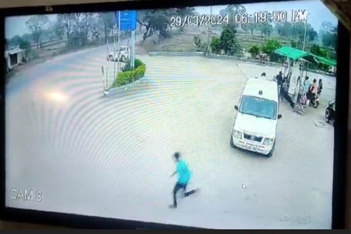 पुलिसकर्मी गाड़ी में भराने लगे पेट्रोल, आगे से उतरकर फरार हुआ नाबालिग से दुष्कर्म का आरोपी, वीडियो CCTV में कैद..देखें