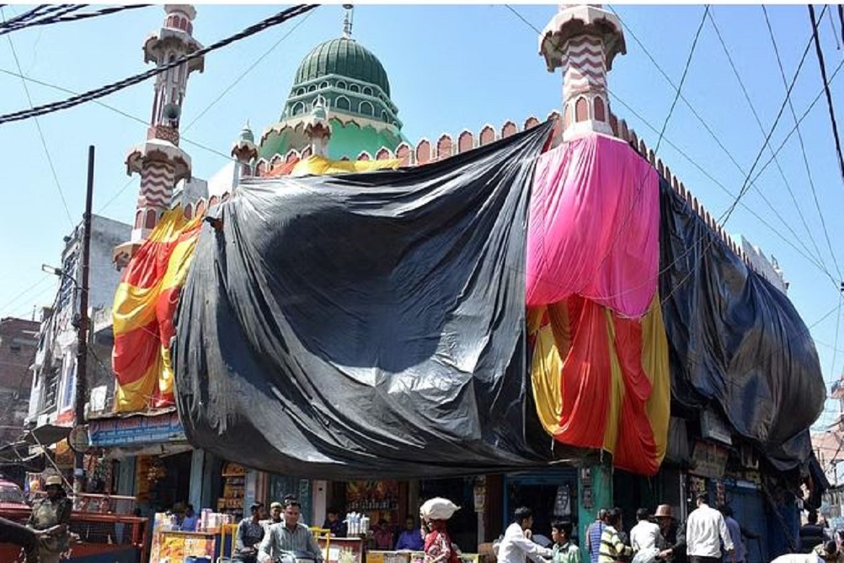 होली में रंग से बचाने के लिए दो मस्जिदों को तिरपाल से ढका, शहर के इलाकों में अतिरिक्त पुलिस बल भी तैनात