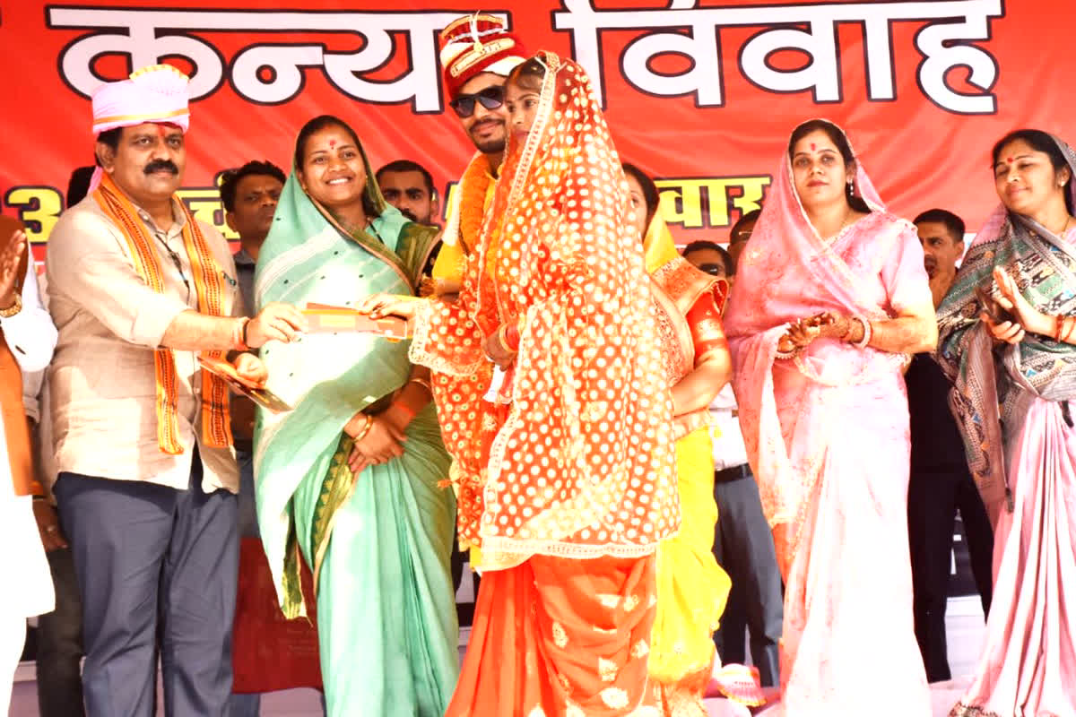 CG CM Kanya Vivah Yojana: सामाजिक रीति-रिवाज से 290 जोड़े परिणय-सूत्र में बंधे, उपमुख्यमंत्री विजय शर्मा और मंत्री लक्ष्मी राजवाड़े सामूहिक विवाह समारोह में हुए शामिल…