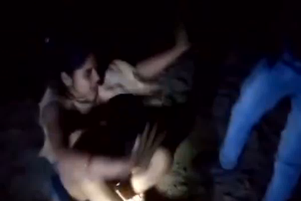 Woman Beating Viral Video : विधवा महिला को दबंगों ने अर्धनग्न करके पीटा, सोशल मीडिया पर वायरल हुआ वीडियो