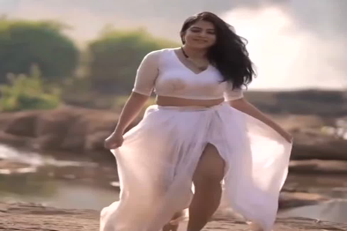 Marathi Bhabhi Sexy Video : मराठी भाभी ने सुनसान जगह में कर दी ऐसी हरकत, वीडियो देख बढ़ जाएगी आपकी हार्टबीट