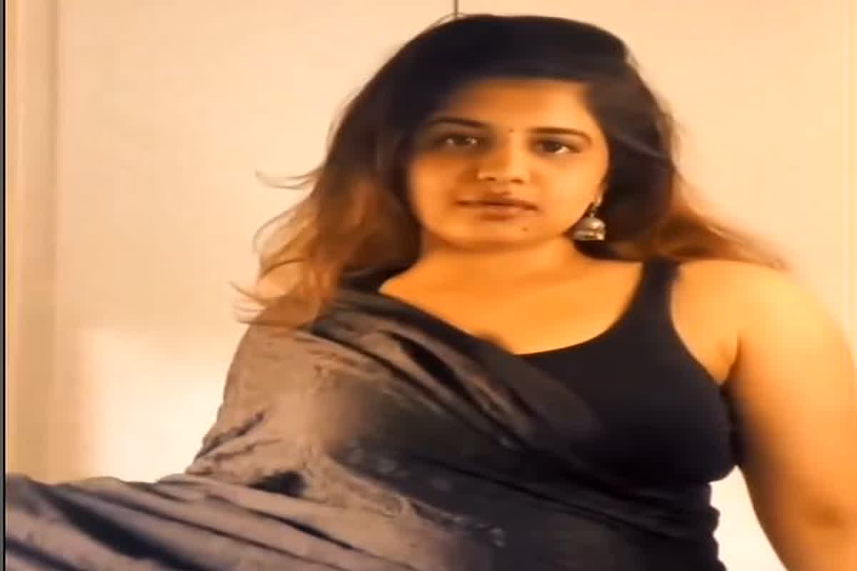 Marathi Bhabhi Sexy Video : मराठी भाभी ने पार की हद, कैमरे के सामने बदले कपड़े, वीडियो देख मचल उठेगा आपका दिल