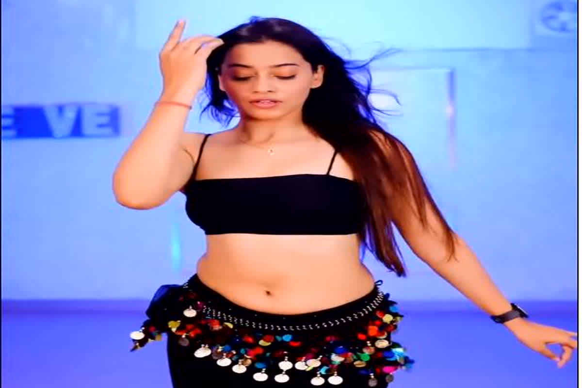 Marathi Model Sexy Video : मराठी मॉडल ने कैमरे के सामने दिखाया कर्वी फिगर, वीडियो देख मचल उठेगा आपका दिल