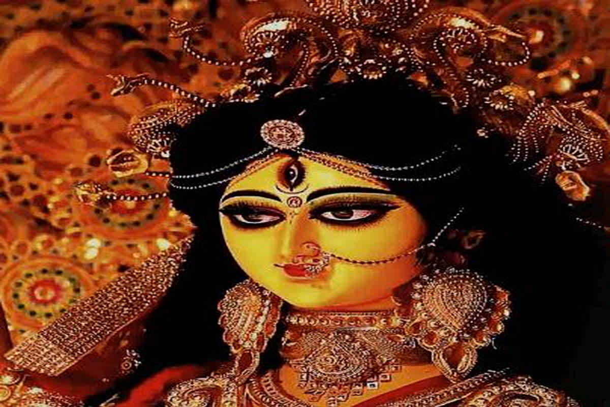 Maa Durga Ka Shringar: नवरात्रि में इन चीजों से करें मां दुर्गा का श्रृंगार, घर में बनी रहती है सुख-शांति