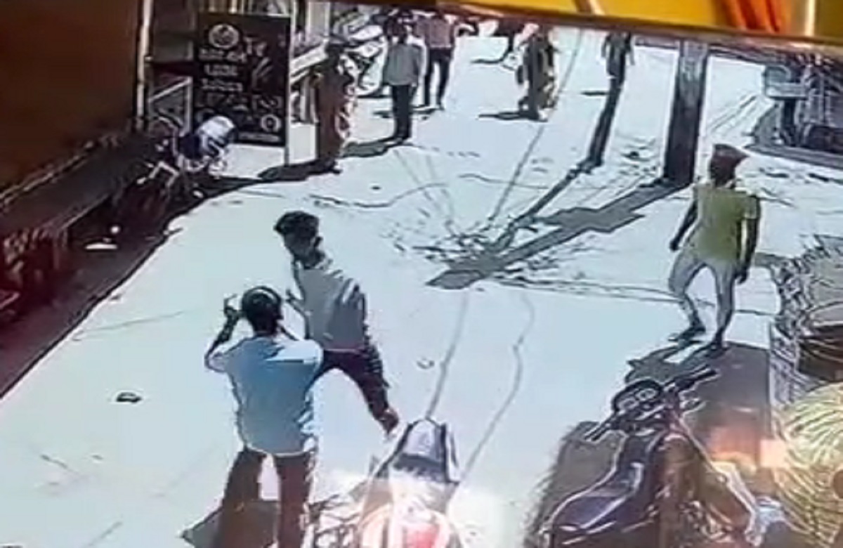 Morena News: बदमाशों के हौसले बुलंद, दिन दहाड़े दुकानदार पर किया चाकू से हमला, घटना का CCTV फूटेज आया सामने