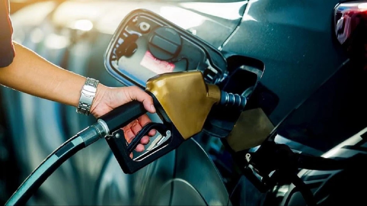 Petrol Diesel Price: होली से पहले आम जनता को बड़ी राहत, देशभर में इतने रुपए सस्ता हुआ पेट्रोल और डीजल