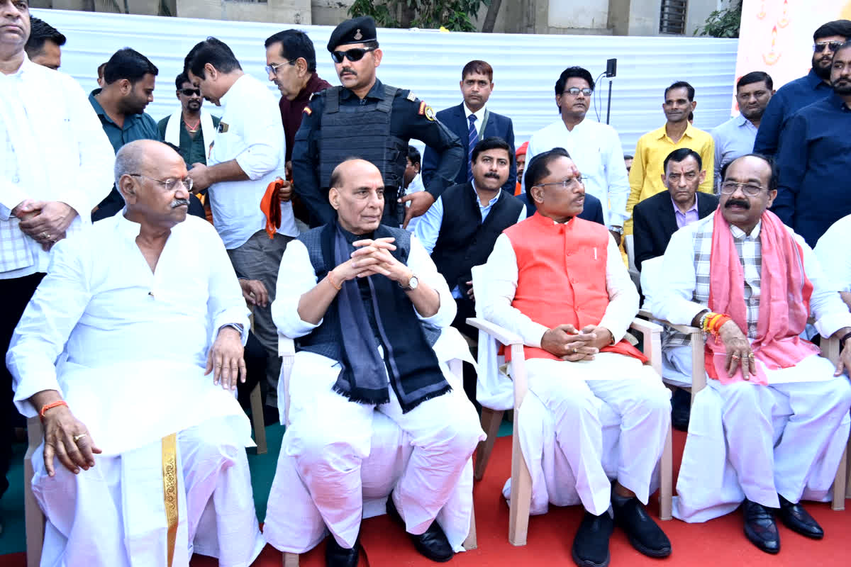 Rajnath Singh participated in the peace meeting program of Minister Brijmohan Agarwal's mother