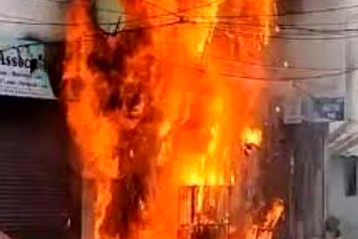 Indore News: एसबीआई एटीएम में लगी भीषण आग, एटीएम लाउंज हुआ जलकर खाक, इलाके में मचा हड़कंप