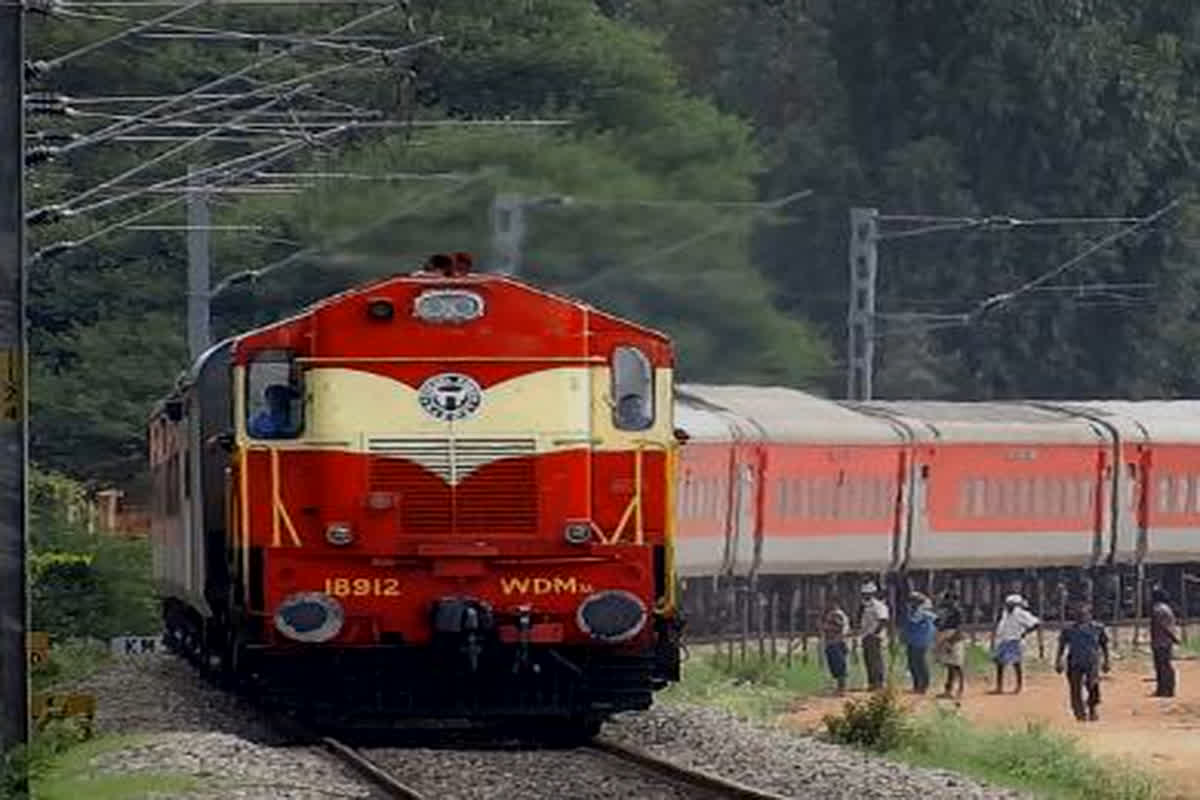 Railway News : रेलवे ने यात्रियों को फिर दिया झटका, छत्तीसगढ़ से गुजरने वाली 19 ट्रेनों को किया रद्द, जानें क्या है वजह?