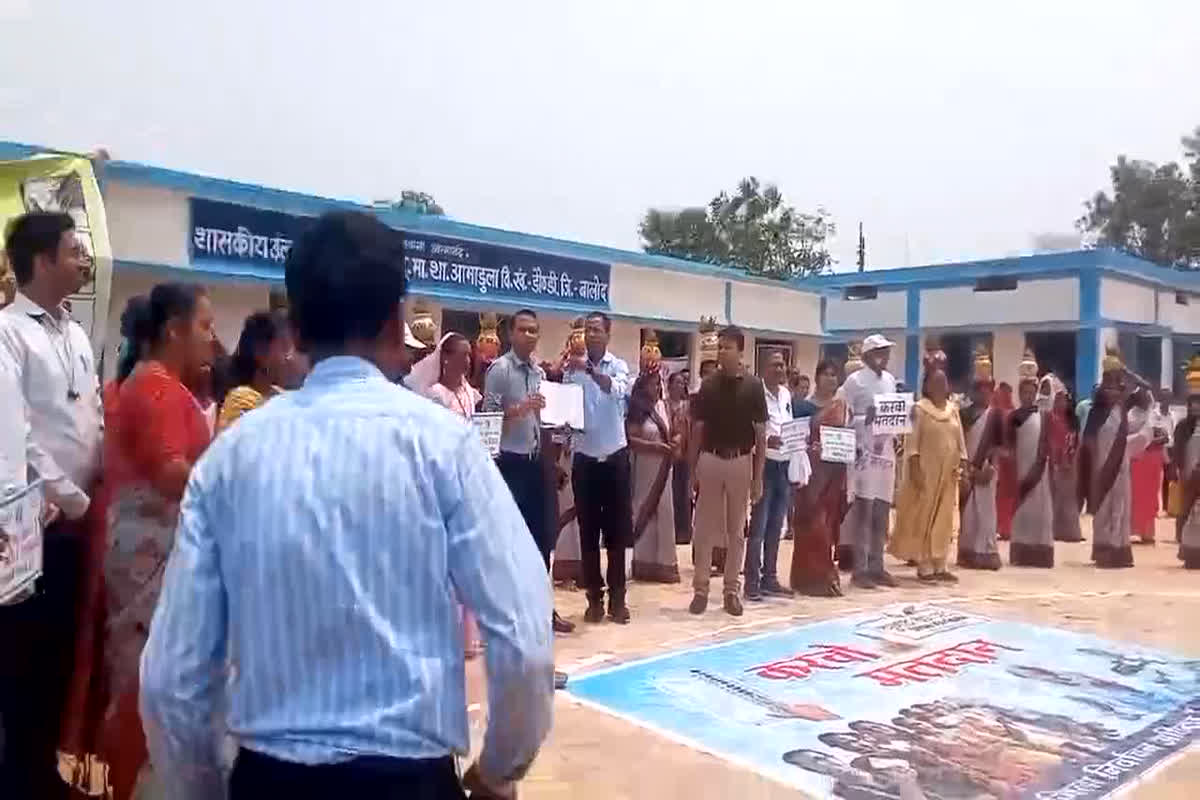 Voter Awareness Campaign: मांदर की थाप पर थिरके कलेक्टर और कर्मचारी, ग्रामीणों को मतदान के लिए किया प्रेरित