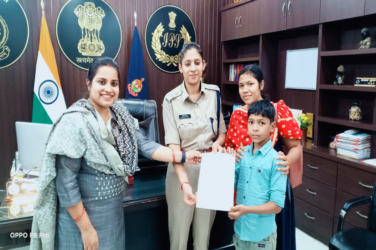 Pendra News: 9 साल के बच्चे को मिली बड़ी जिम्मेदारी, SP ने बाल आरक्षक के पद पर किया नियुक्त, कहा- ‘पूरा पुलिस परिवार आपके साथ है’