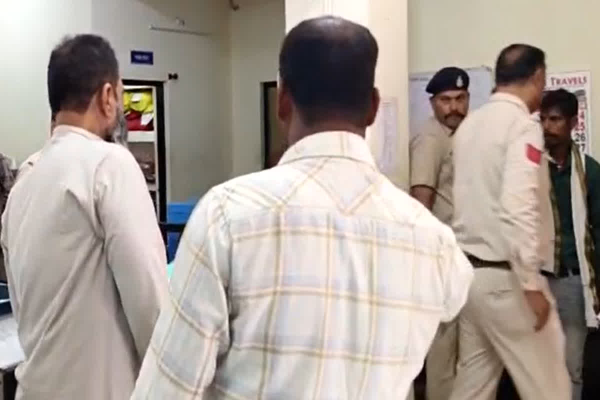 CG Congress Leader Akbar Arrested: छत्तीसगढ़ के कांग्रेस नेता ‘अकबर’ गिरफ्तार, पुलिस को चकमा देने बुर्का पहनकर हो रहे थे फरार