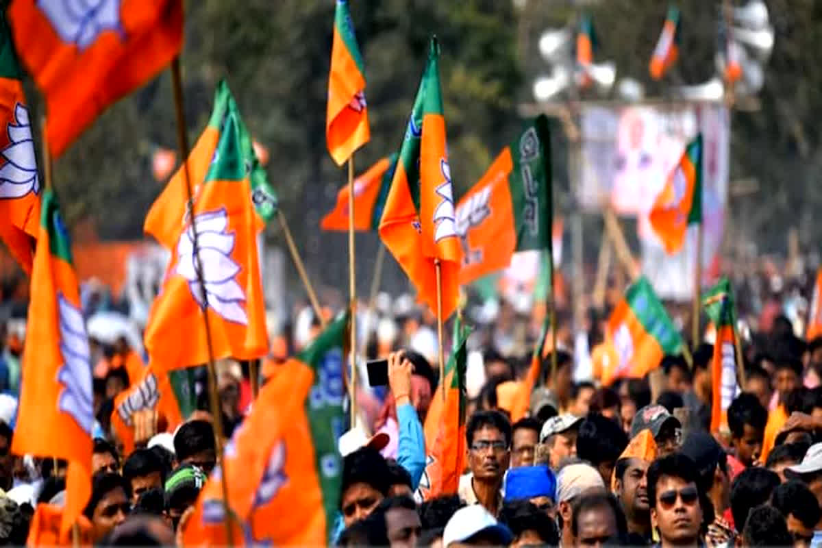 CG Lok Sabha Chunav 2024: पहले चरण के मतदान के ही दिन छत्तीसगढ़ में कांग्रेस को बड़ा झटका, 21 ग्राम पंचायतों के सरपंच ने थामा बीजेपी का दामन