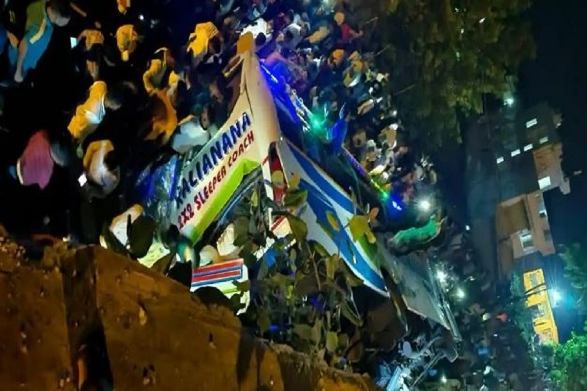 Bus Accident : अनियंत्रित होकर फ्लाई ओवर से गिरी बस, पांच यात्रियों की मौत, 40 से ज्यादा लोग घायल