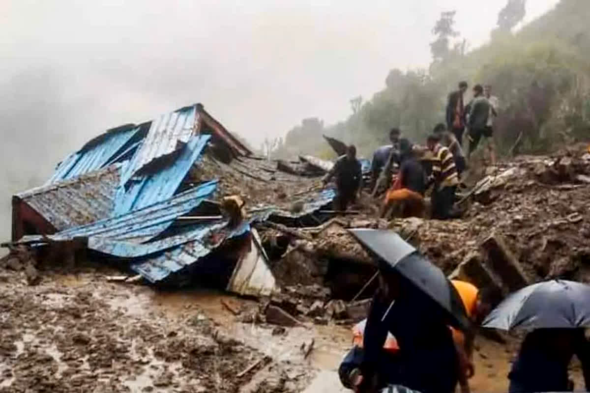 Landslide in Indonesia: भूस्खलन ने मचाई तबाही, अब तक कुल इतने लोगों ने गंवाई जान, कई लोग लापता