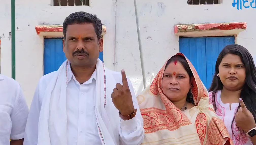Omkar Singh Markam Cast his Vote: मध्यप्रदेश की छह सीटों पर मतदान जारी, मंडला से कांग्रेस के लोकसभा प्रत्याशी ने डिंडोरी में दिया वोट