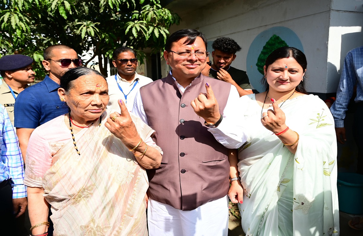 CM Pushkar Singh Dhami Cast His Vote : मुख्यमंत्री धामी ने परिवारजनों के साथ किया मतदान, जनता को दिया ये संदेश
