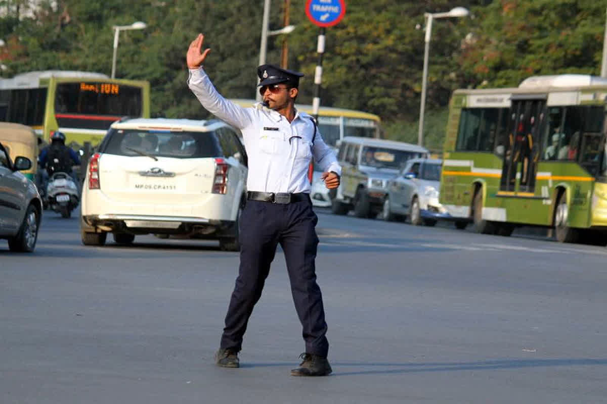 Good News for Traffic Police: चिलचिलाती गर्मी के बीच ट्रैफिक पुलिसकर्मियों को मिली बड़ी राहत…! अब से मिलेंगी ये सुविधाएं