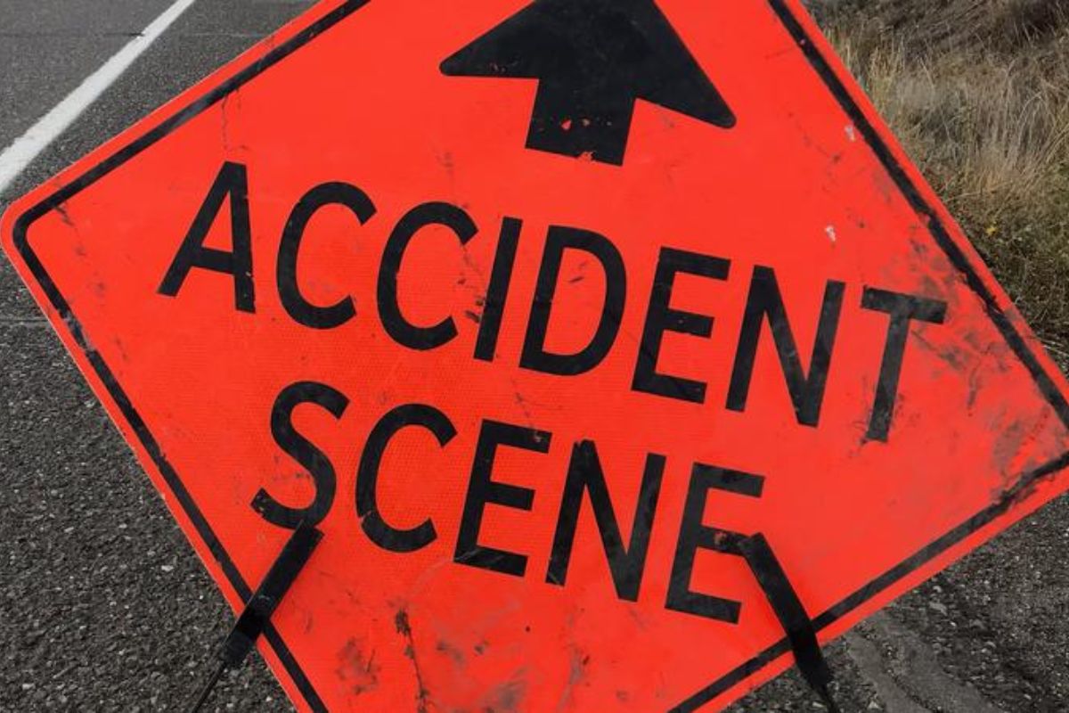 UP Accident News: काल बनकर आई तेज रफ्तार ट्रक.. दूकान के किनारे खड़े 4 को कुचला.. सभी की दर्दनाक मौत
