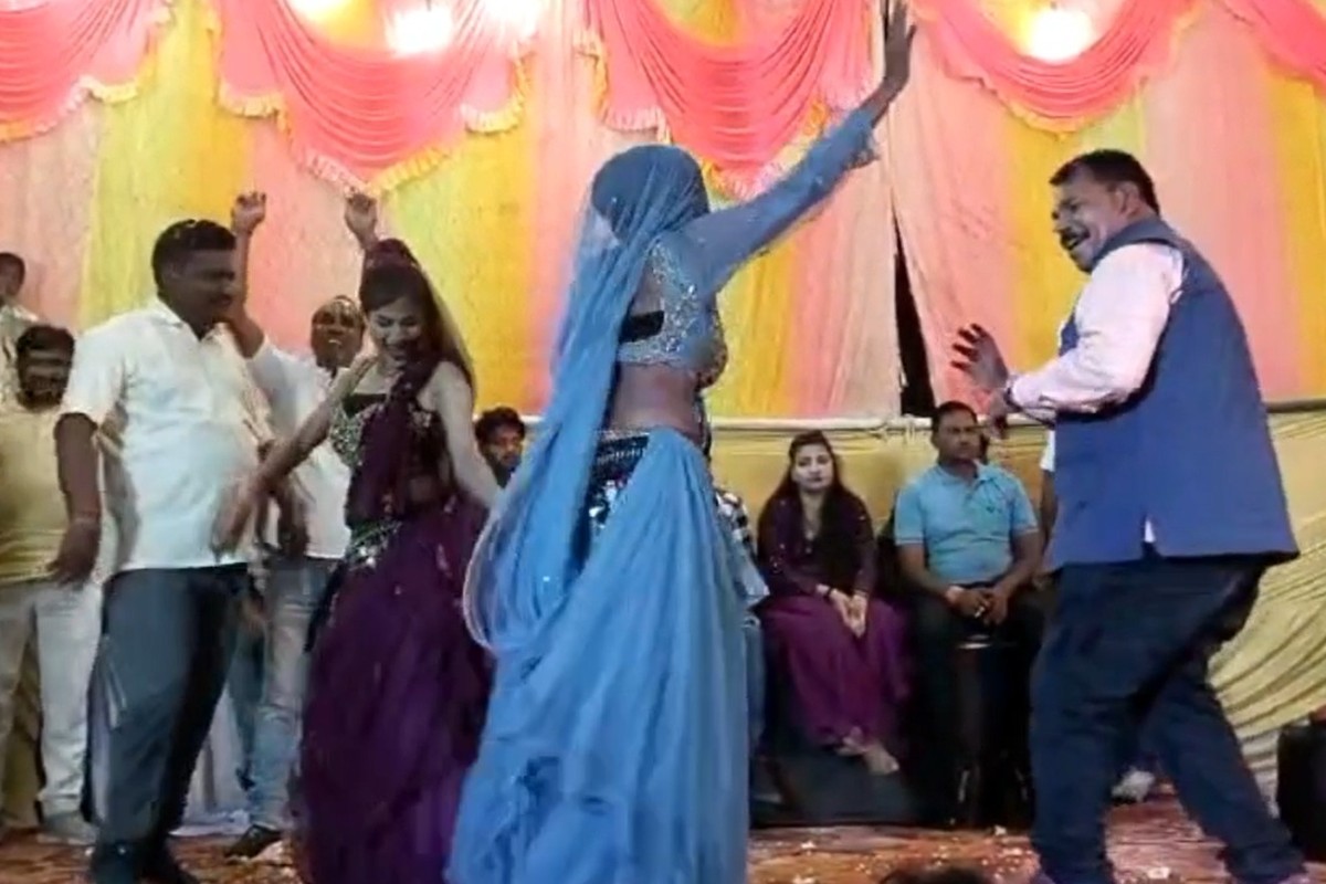 Obscene Dance in Religious Event : धार्मिक आयोजन में अश्लील डांस..! अधिकारियों ने जमकर लगाए ठुमके, वीडियो वायरल होते ही मचा बवाल