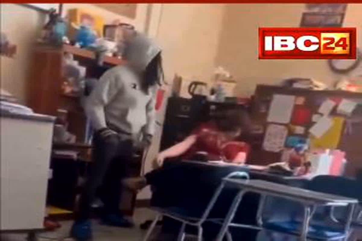 Student Slapped Teacher: क्लास के दौरान छात्र ने टीचर को जड़े थप्पड़, जमकर वायरल हुआ वीडियो, जानें क्या है मामला
