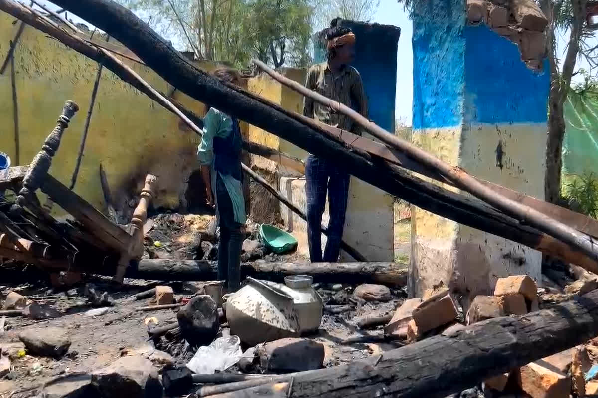 Raisen News: गरीब के आशियाने में लगी भीषण आग, जलकर खाक हुआ सारा सामान, लोगों ने ऐसे बचाई जान…