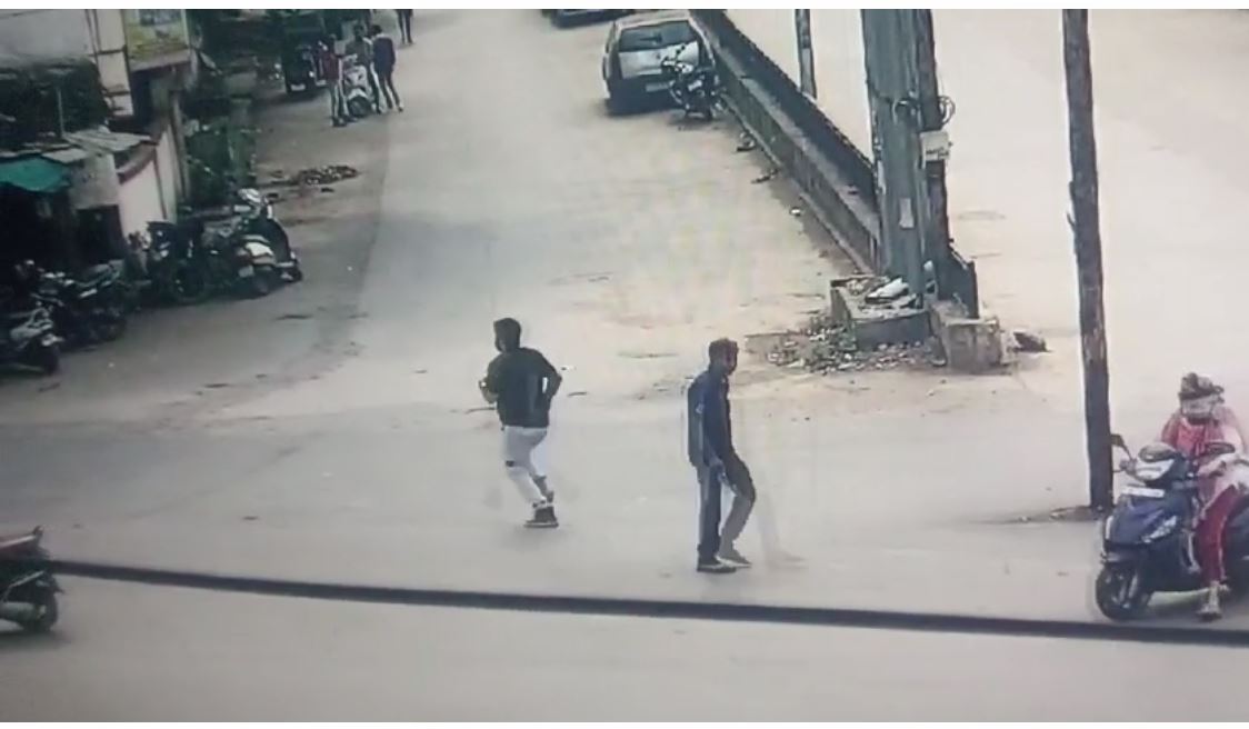 रायपुर में दिनदहाड़े अपहरण का वीडियो आया सामने, देखें किस तरह चंगुल से बचकर निकला फाइनेंस कंपनी का डायरेक्टर