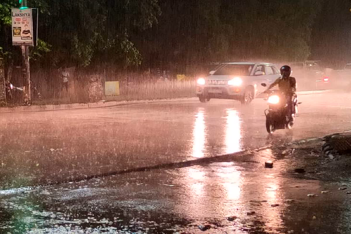 MP Weather Update: राजधानी में बदला मौजम का मिजाज, गरज-चमक कर हो रही वर्षा, अगले दो दिन कई जिलों में बारिश का अलर्ट जारी