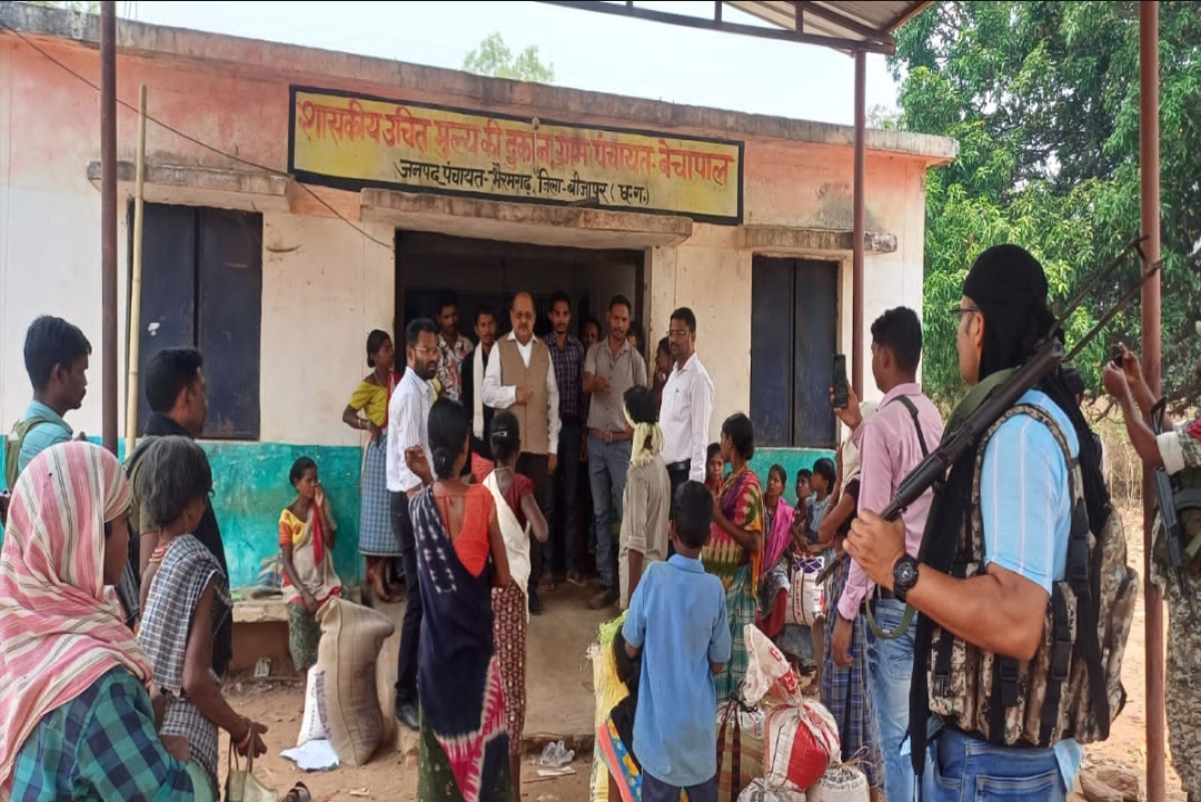 Bijapur News : नक्सल प्रभावित गांवों में पहुंचे कलेक्टर, ग्रामीणों से की बात, राशन दुकान पर बांटा राशन