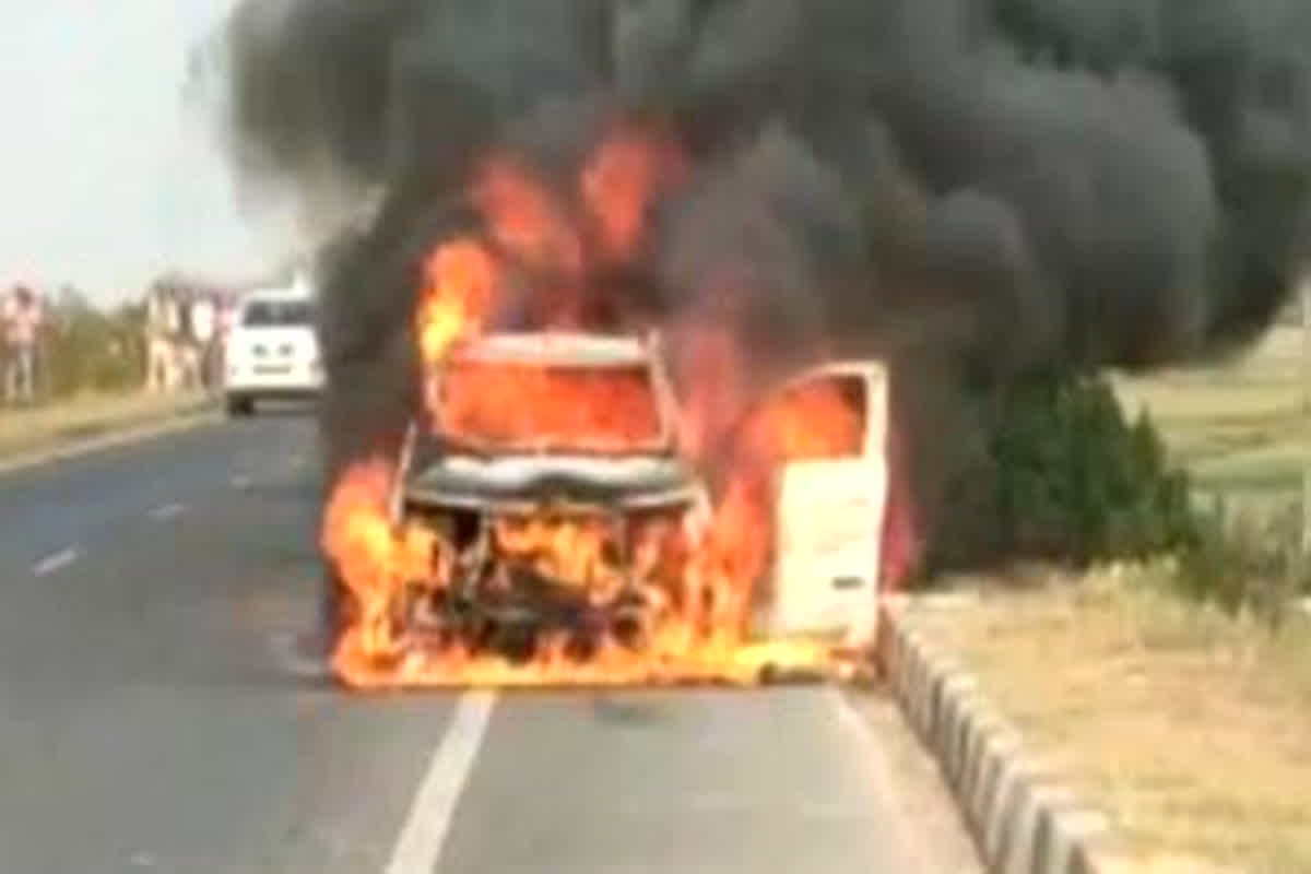 Chalti Car Me Lagi Aag: चलती कार में लगी भीषण आग, ड्राइवर और कार सवार ने कूदकर बचाई जान, सामने आई ये वजह