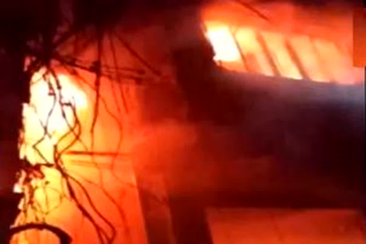 राजधानी के आठ मंजिला इमारत के मीटर केबिन में लगी भीषण आग, चपेट में आए 14 लोग, मचा हड़कंप