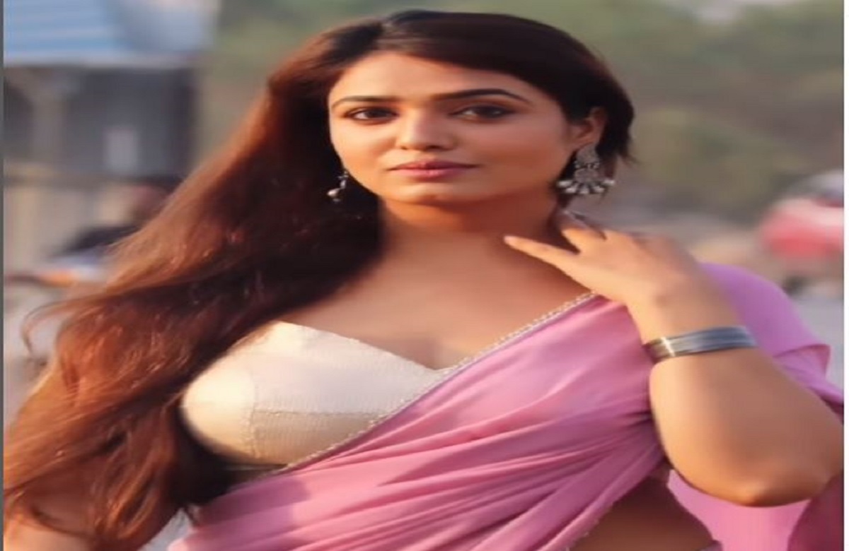 Indian Bhabhi Sexy Video : Indian Bhabhi की अदाओं ने उड़ाए फैंस के होश, सोशल मीडिया पर वायरल हुआ सेक्सी वीडियो