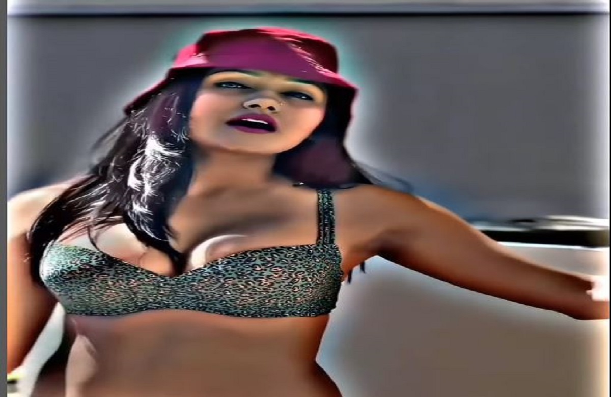 Indian Bhabhi Sexy Video : Indian Bhabhi ने ब्रा में दिए किलर पोज, सेक्सी वीडियो देख फैंस हुए मदहोश