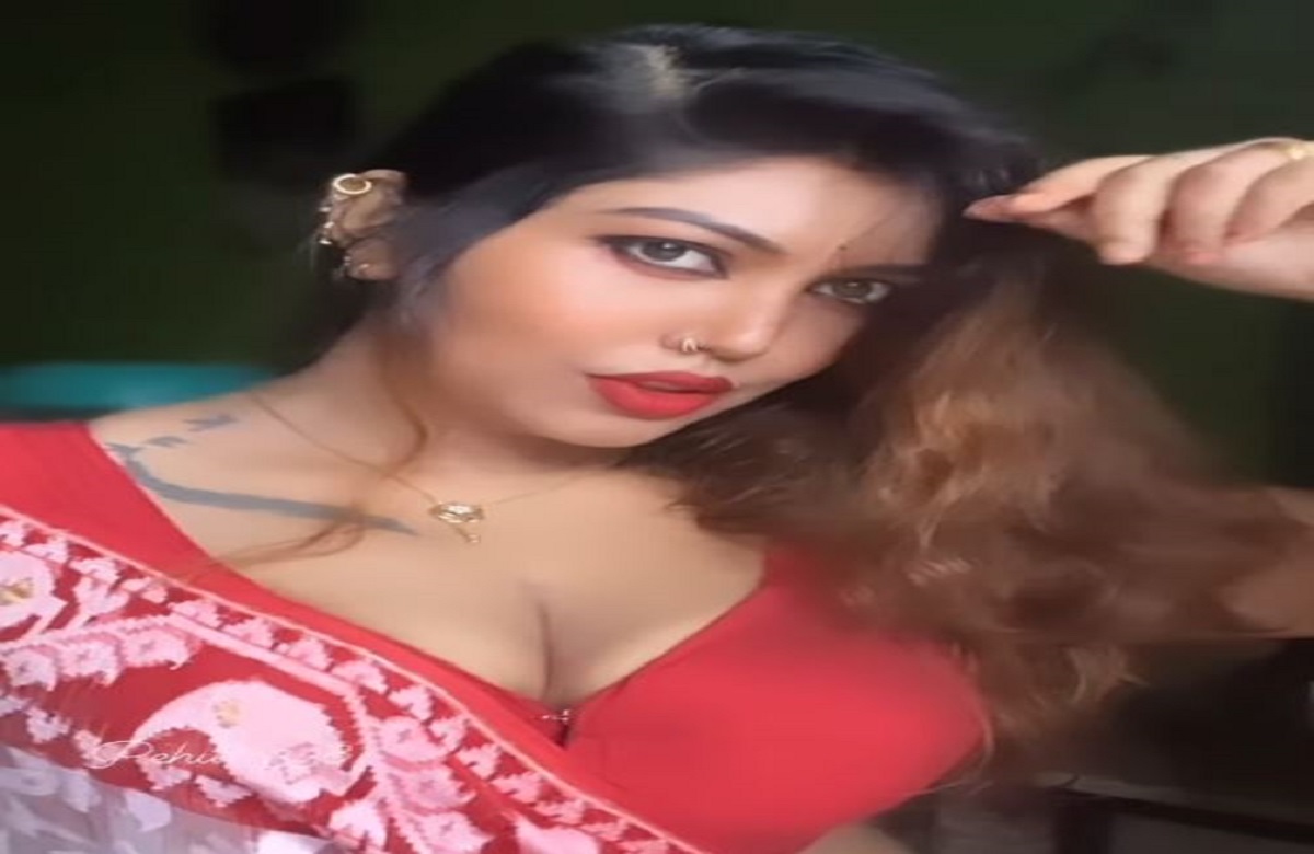 Indian Bhabhi Sexy Video : Indian Bhabhi की बोल्ड अदाएं उड़ा देगी आपके होश, वायरल हुआ सेक्सी वीडियो