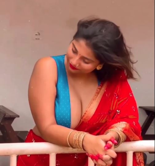 Indian Bhabhi Sexy Video : डीपनेक ब्लाउज में इंडियन भाभी ने दिखाया बोल्ड फिगर, वीडियो देख यूजर्स हुए मदहोश
