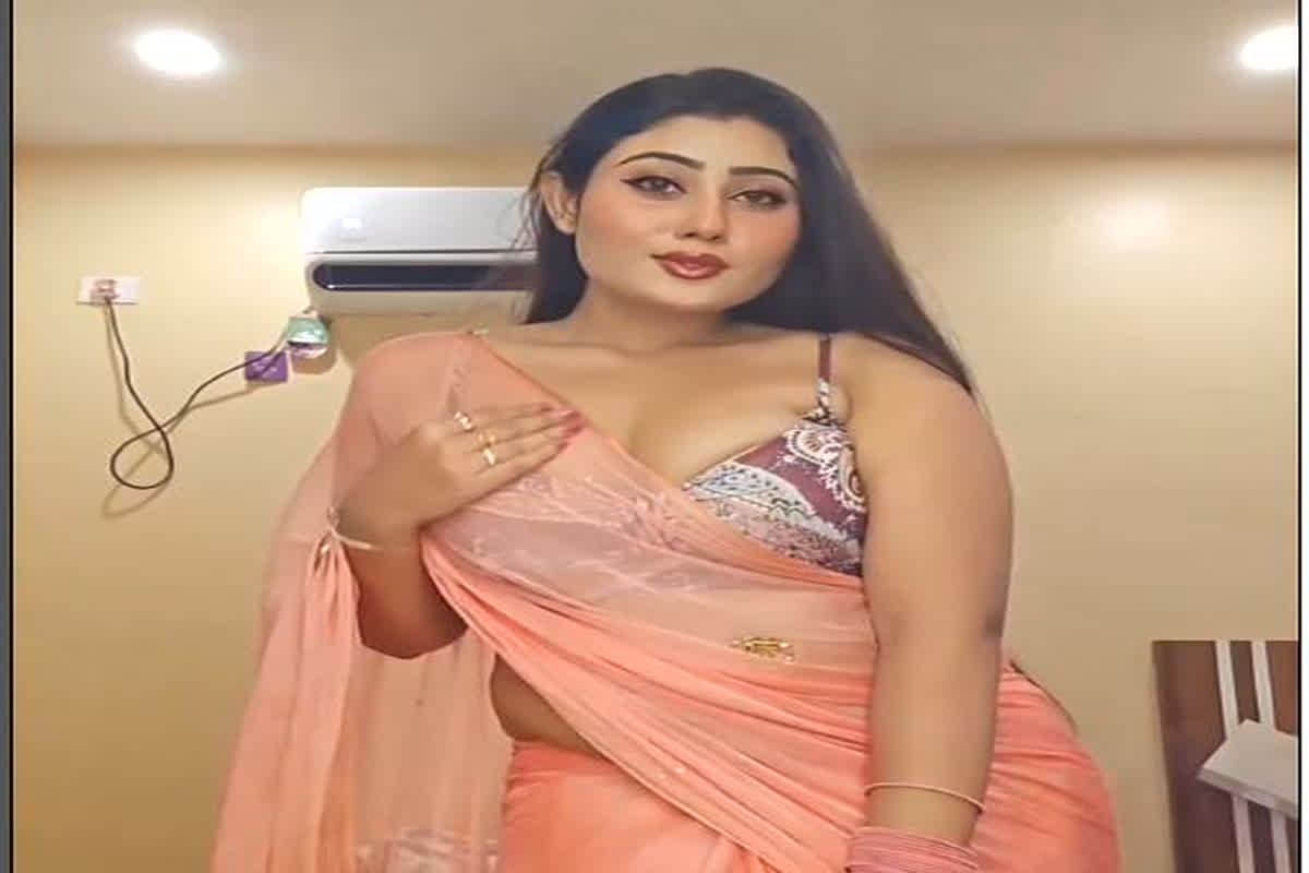 Indian Bhabhi Sexy Video : Indian Bhabhi ने कैमरे के सामने मचाया गदर, वीडियो देख मचल उठेगा आपका दिल
