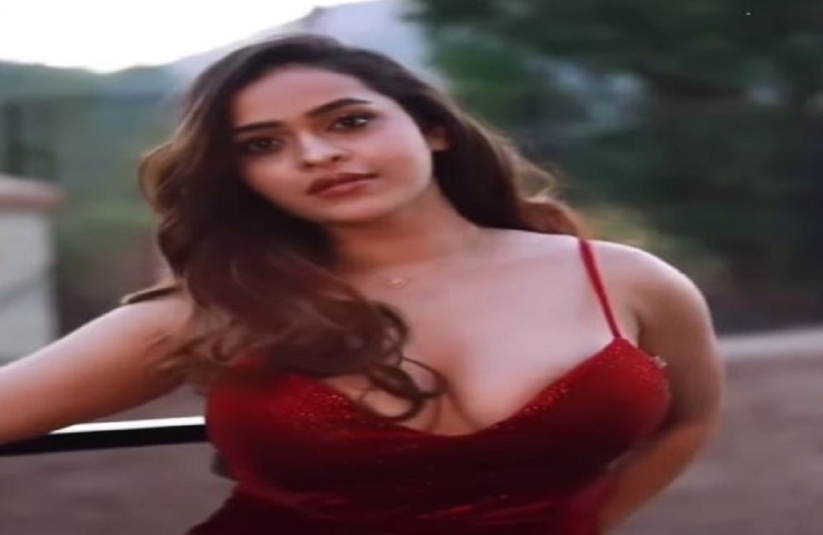 Indian Bhabhi Sexy Video : Indian Bhabhi ने डीप नेक ड्रेस में बढ़ाया इंटरनेट का पारा, वायरल हो रहा सेक्सी वीडियो