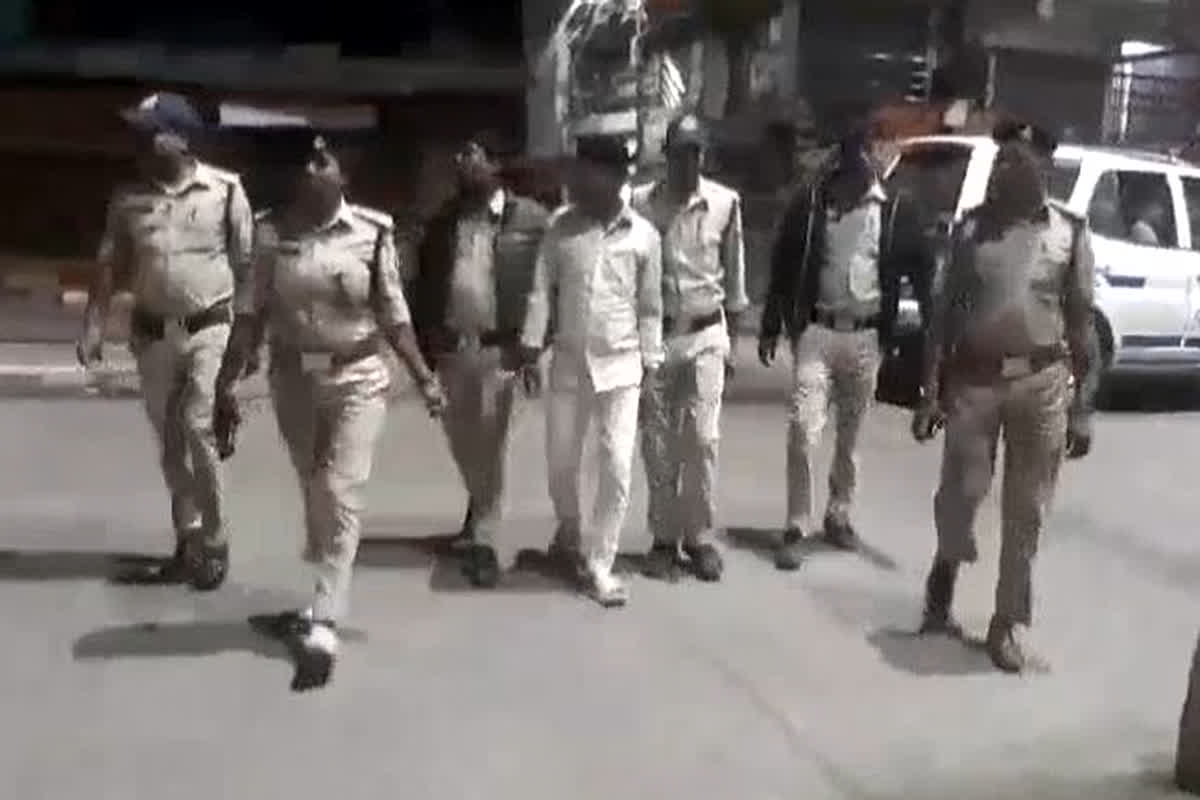 Jabalpur News: शांतिपूर्ण मतदान करने पुलिस प्रशासन सख्त, हर भर के अलग-अलग थाना क्षेत्रों में कॉम्बिंग गश्त कर 200 से ज्यादा आरोपियों को धर दबोचा