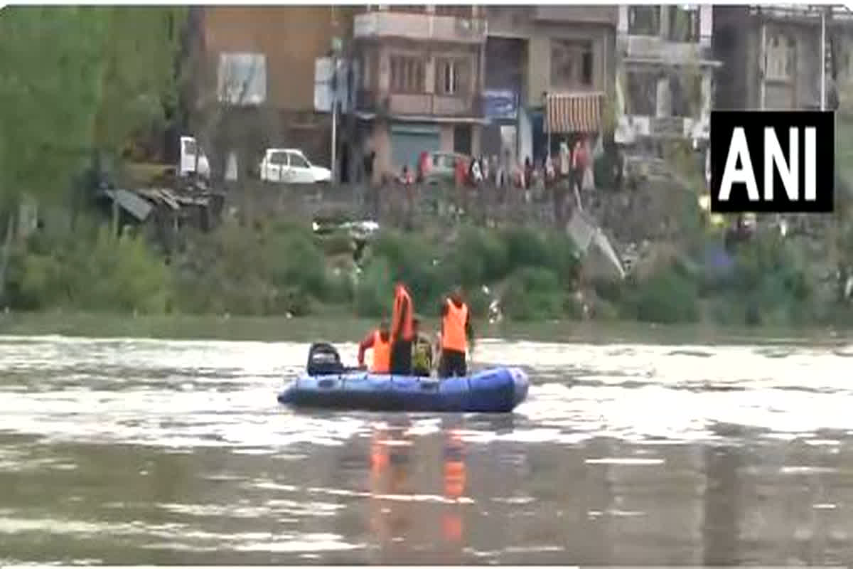 Jammu and Kashmir Boat capsized News : झेलम नदी में नाव पलटने से डूबे कई लोग, 4 की मौत, बचाव कार्य में जुटी रेस्क्यू टीम