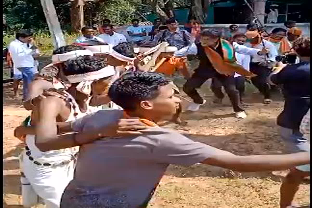 Kiran Singh Deo Dance Video : भाजपा अध्यक्ष किरण सिंहदेव का वीडियो हुआ वायरल, ग्रामीणों के साथ अलग अंदाज में किया बस्तर नृत्य