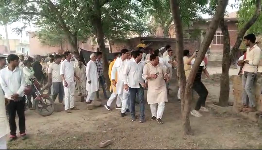 वोट मांगने गए भाजपा नेताओं और ग्रामीणों के बीच मारपीट, वायरल हो रहा ये वीडियो