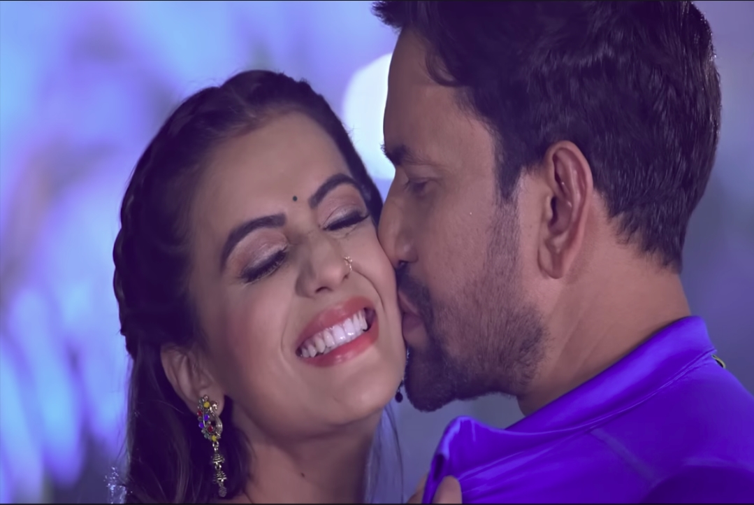Nirahua-Akshara Singh Romantic Video : आम्रपाली को छोड़ ​अक्षरा सिंह के साथ रोमांस करते दिखे निरहुआ, चुपके से कर दिया Kiss, देखें वीडियो