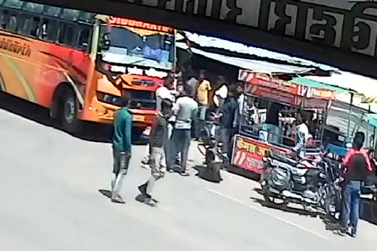 Niwari Viral Video: पुलिस की गुंडागर्दी का एक और वीडियो आया सामने, बस में बैठे यात्री को दिखाया वर्दी का रौब, सरेआम कर दी युवक की पिटाई