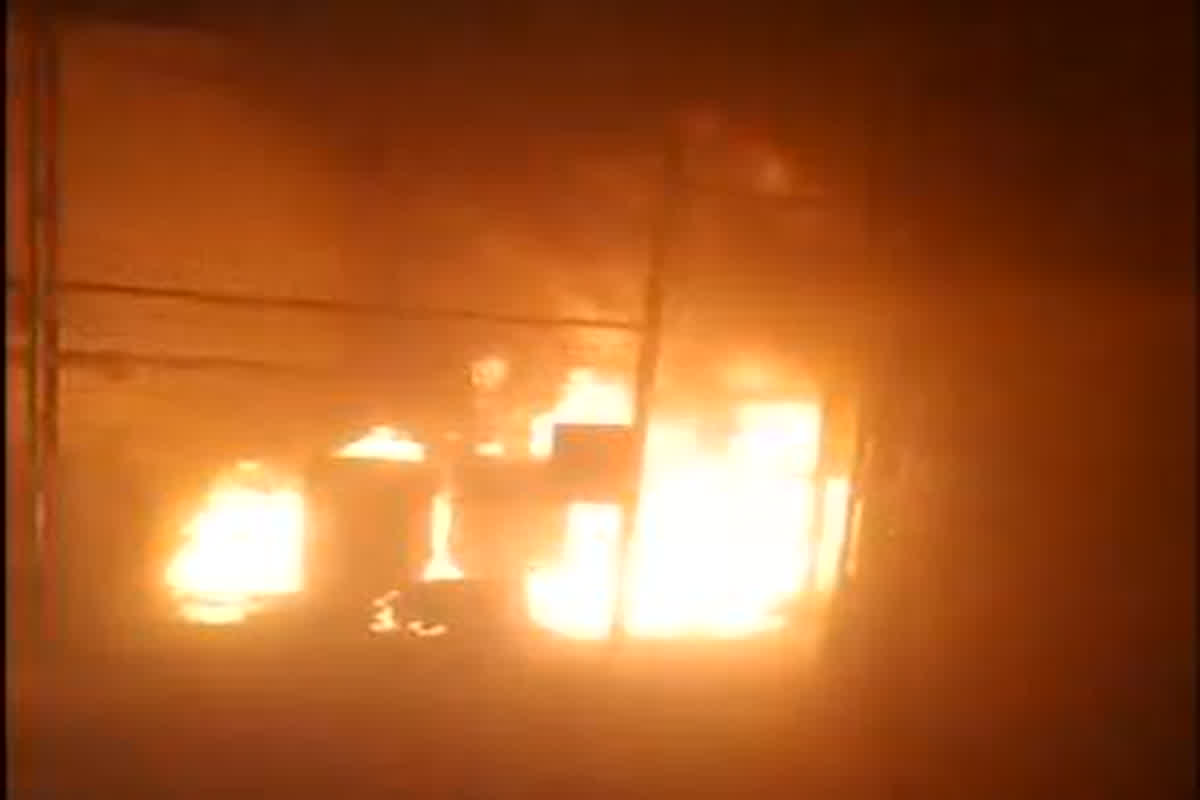 Noida Fire News: आग का तांडव, अनाथालय में लगी भीषण आग, 16 बच्चे और 3 केयर टेकर को दमकल टीम ने सुरक्षित निकाला