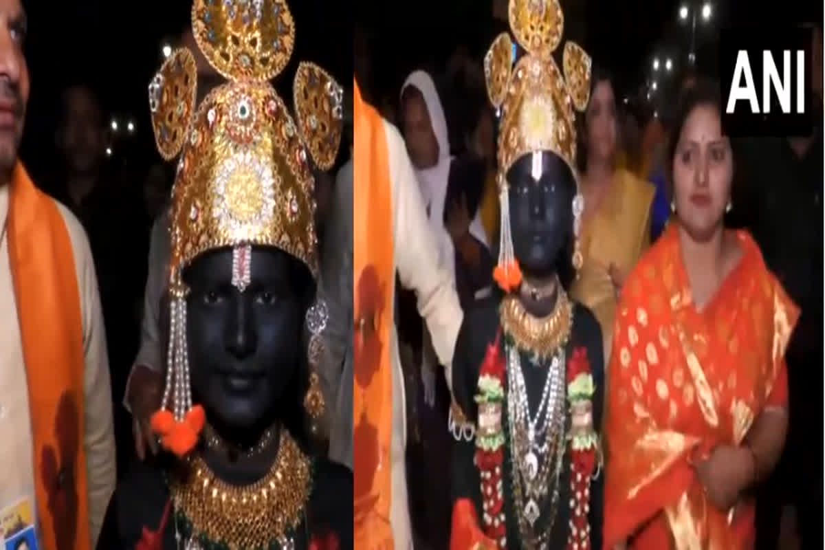 Ayodhya Ram Mandir Viral Video: अयोध्या में रामलला की मनमोहक छवि में नजर आया ननिहाल का ये युवा, देखने उमड़ी लोगों की भीड़, वायरल हो रहा वीडियो