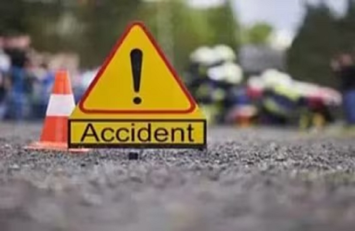 Road Accident: अनियंत्रित होकर पेड़ से टकराई तेज रफ्तार कार, मौके पर तीन लोगों की मौत