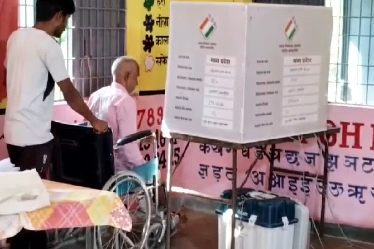 Shahdol Lok Sabha Election 2024: व्हीलचेयर में बैठकर वोट देने पहुंचा 70 साल का बुजुर्ग, कहा- हमने निभाई अपनी जिम्मेदारी, अब है आपकी बारी…